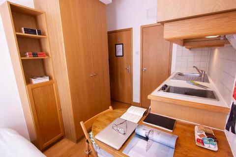 Studio to rent, Cartwright Gardens, Bloomsbury, London, WC1H