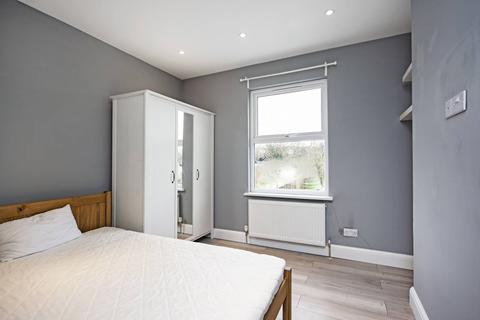 3 bedroom flat to rent - West Hendon Way, Hendon, London, NW9