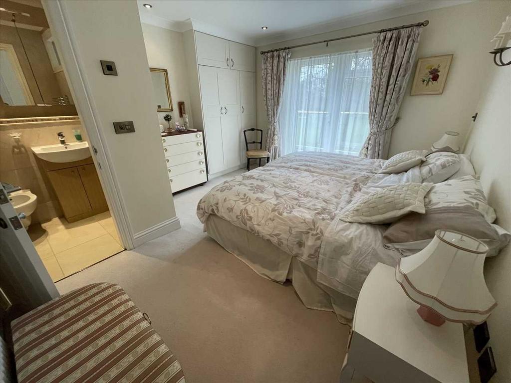 Bedroom (rear)