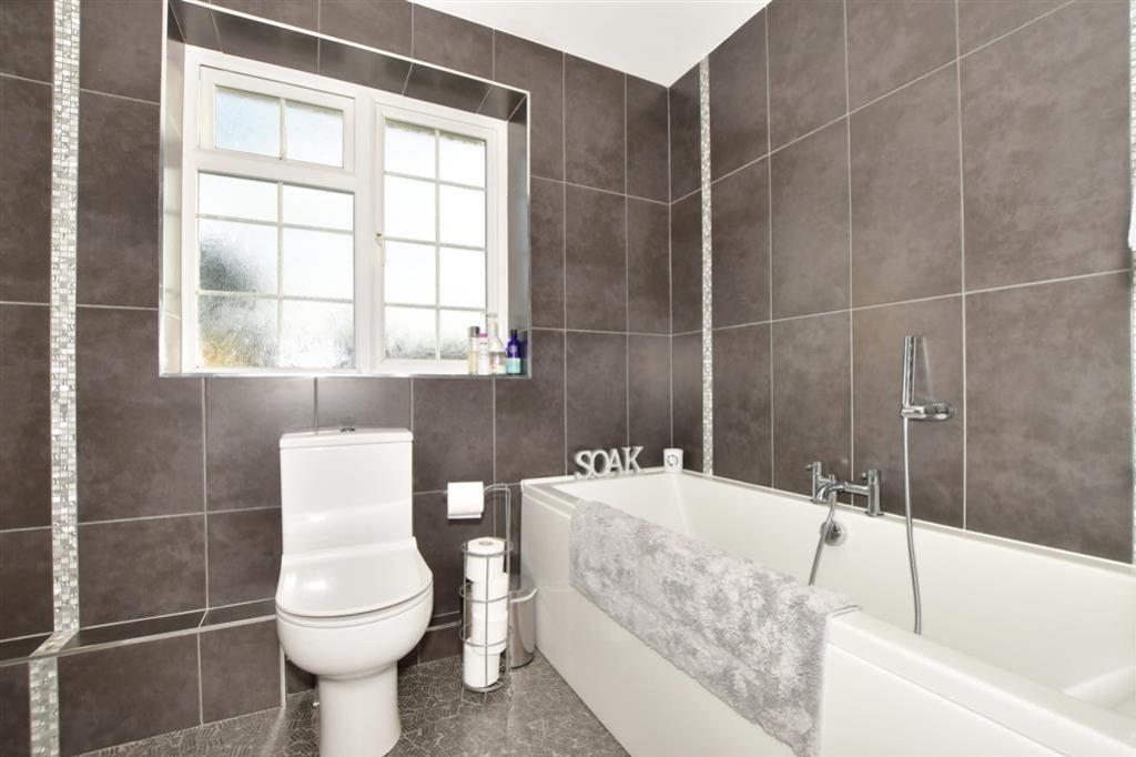 21 Charlsworth Bathroon1