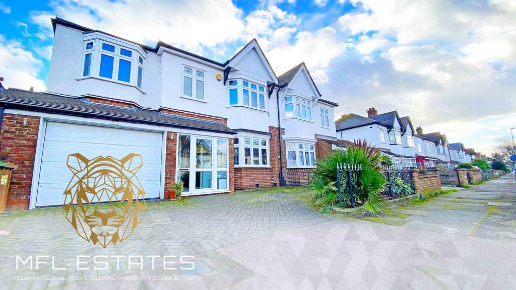 Crantock Road, London SE6 4 bed semidetached house £2,800 pcm (£646 pw)