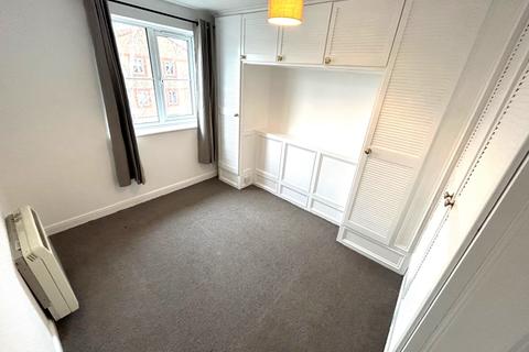 2 bedroom flat to rent - Mullards Close,