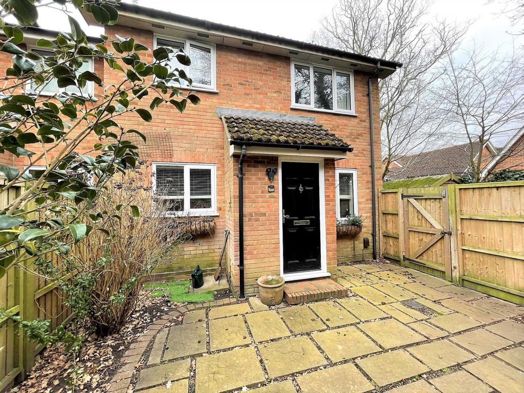 The Cedars, Fleet 1 bed end of terrace house £1,100 pcm (£254 pw)