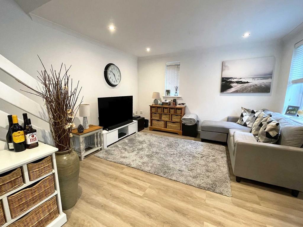 The Cedars, Fleet 1 bed end of terrace house £1,100 pcm (£254 pw)