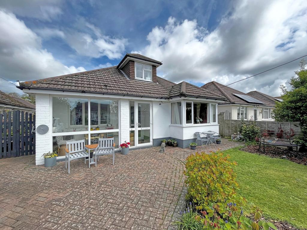 Carlton Avenue, Barton On Sea, Hampshire. BH25 7PS 3 bed detached