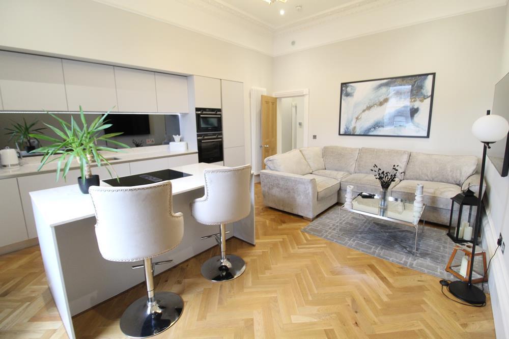 Lounge − Kitchen
