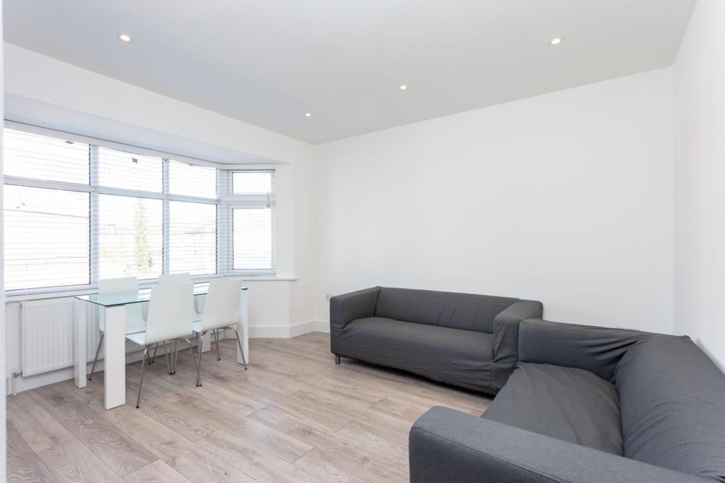 Holcombe Road, London, N17 3 bed flat - £2,100 pcm (£485 pw)