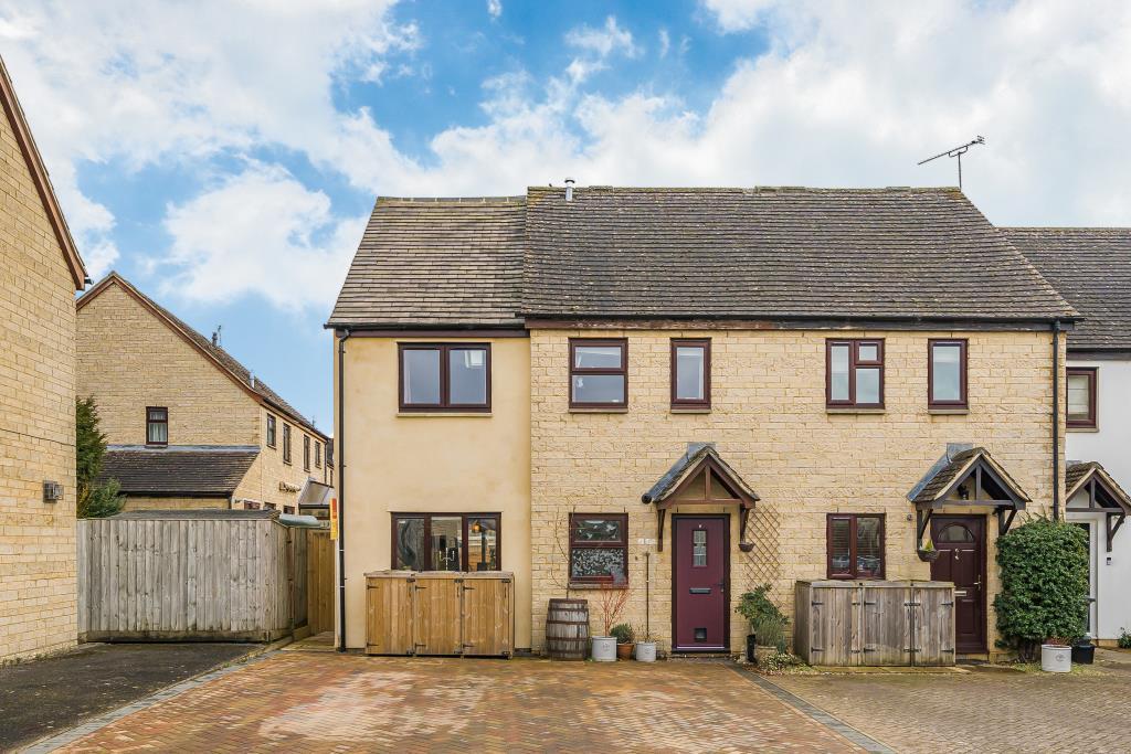 Manor Road, Witney, OX28 3 bed end of terrace house £375,000