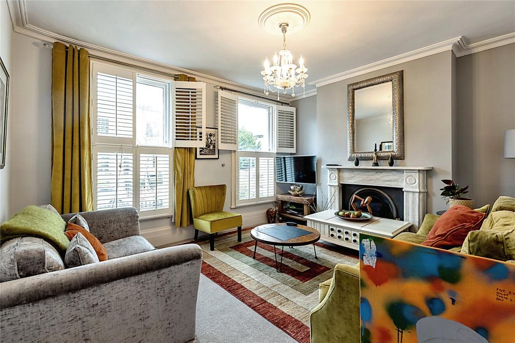 Gratton Road, Cheltenham... 3 bed terraced house £2,300 pcm (£531 pw)