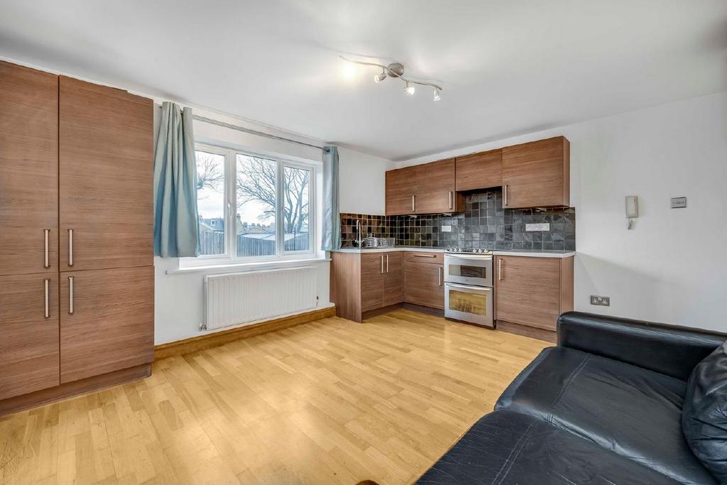 Bowman Mews, Southfields 1 bed flat £250,000