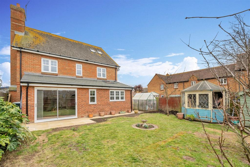Hunnisett Close, Selsey, PO20 5 bed detached house £625,000
