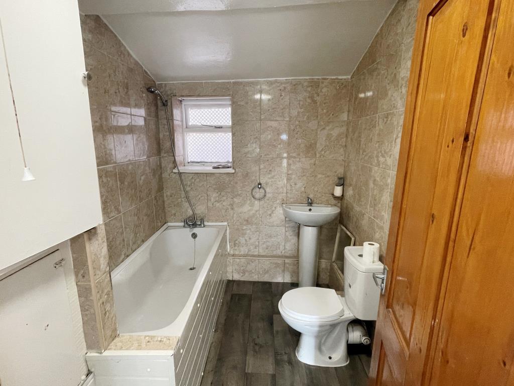 Three piece bathroom suite