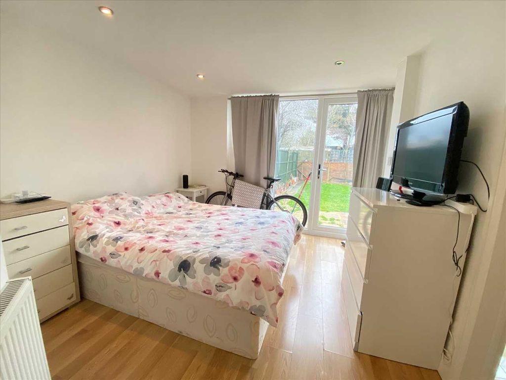 St Andrew's Road, Acton Studio £1,200 pcm (£277 pw)