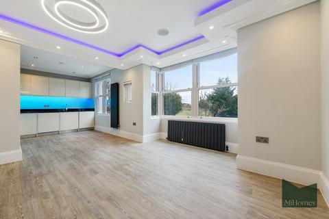 4 bedroom flat to rent, Broomfield Avenue, N13