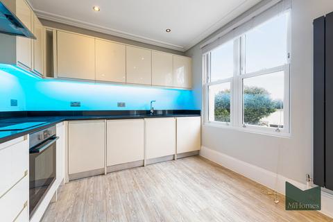 4 bedroom flat to rent, Broomfield Avenue, N13