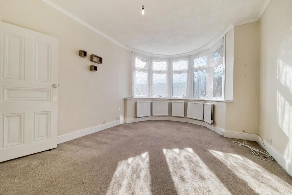 Vaughan Gardens, Ilford, IG1 2 bed £1,750 pcm (£404 pw)