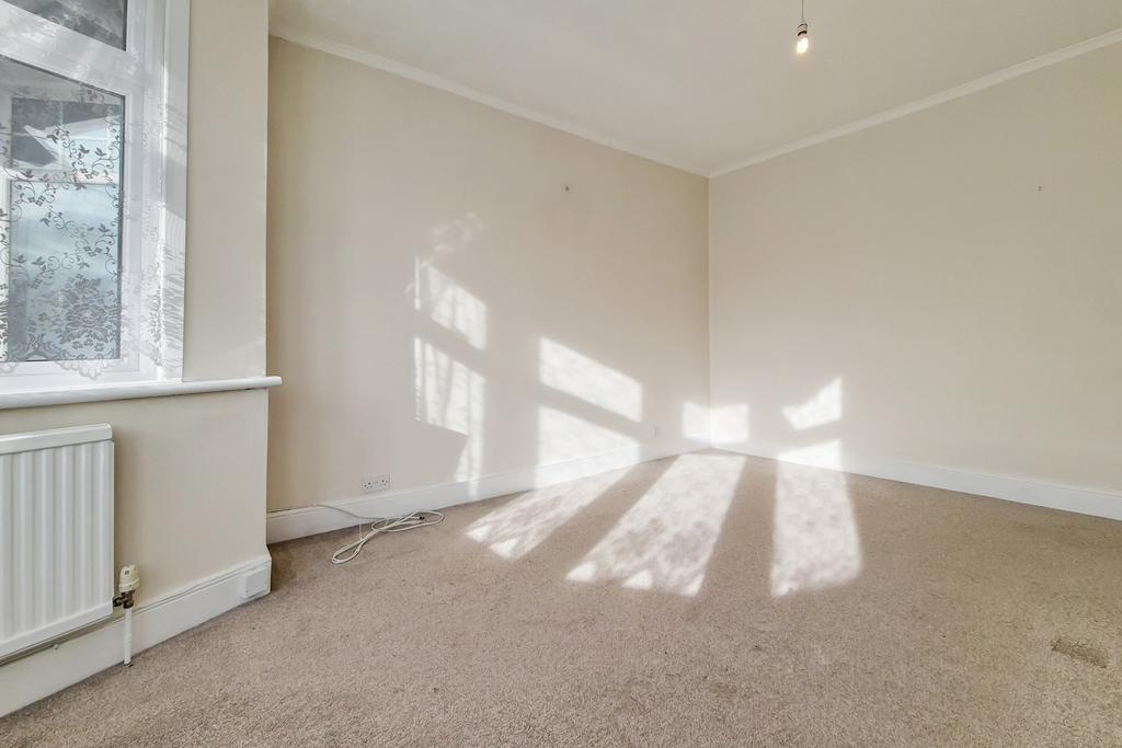 Vaughan Gardens, Ilford, IG1 2 bed to rent £1,850 pcm (£