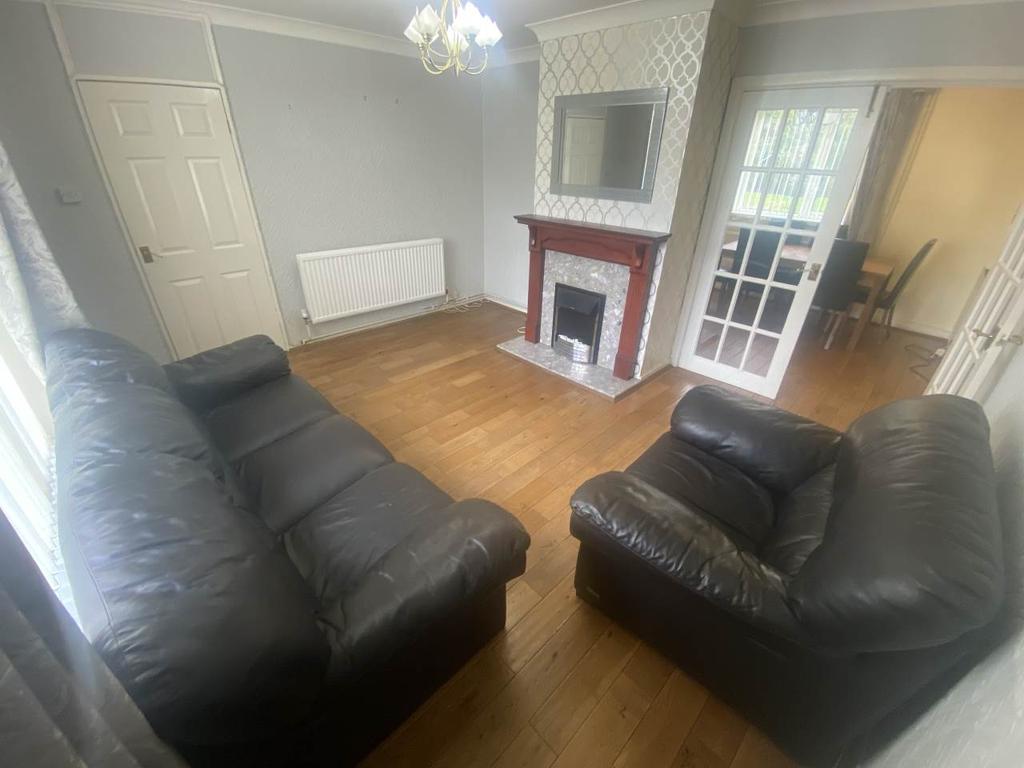 Gendros Avenue East, Gendros, Swansea 3 bed house £875 pcm (£202 pw)