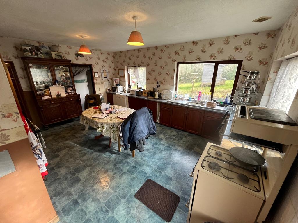 Attractive Fitted Kitchen/Breakfast Room