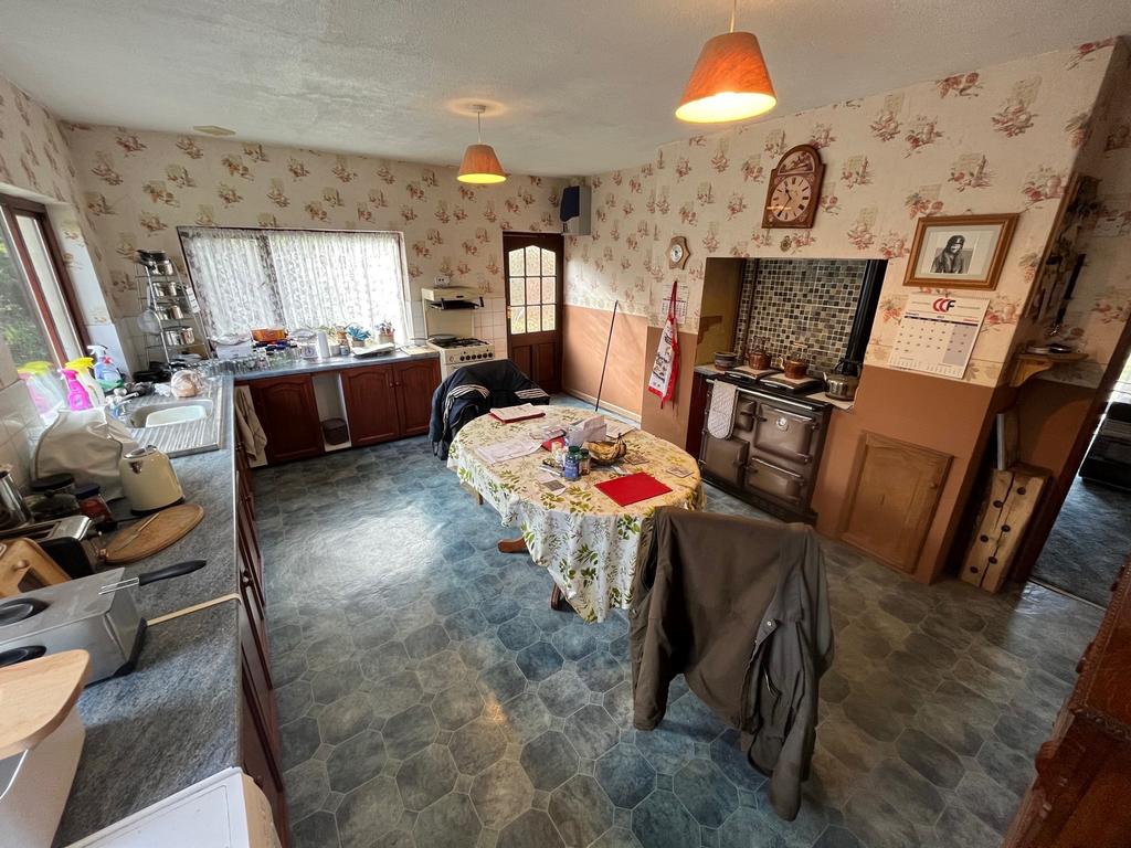 Attractive Fitted Kitchen/Breakfast Room