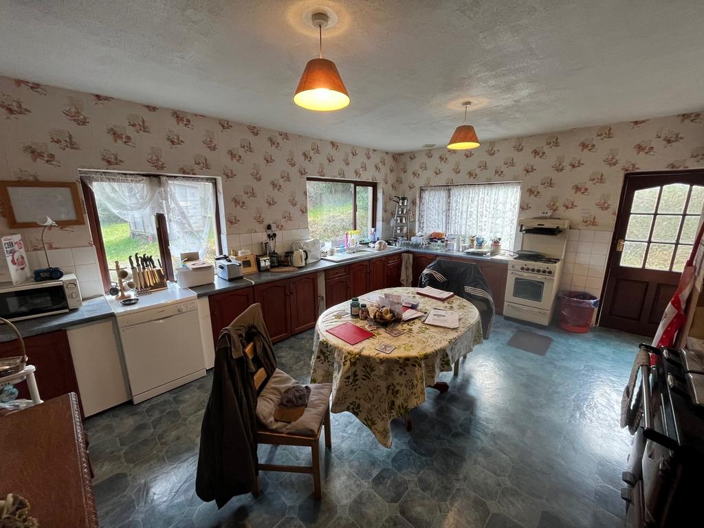 Attractive Fitted Kitchen/Breakfast Room