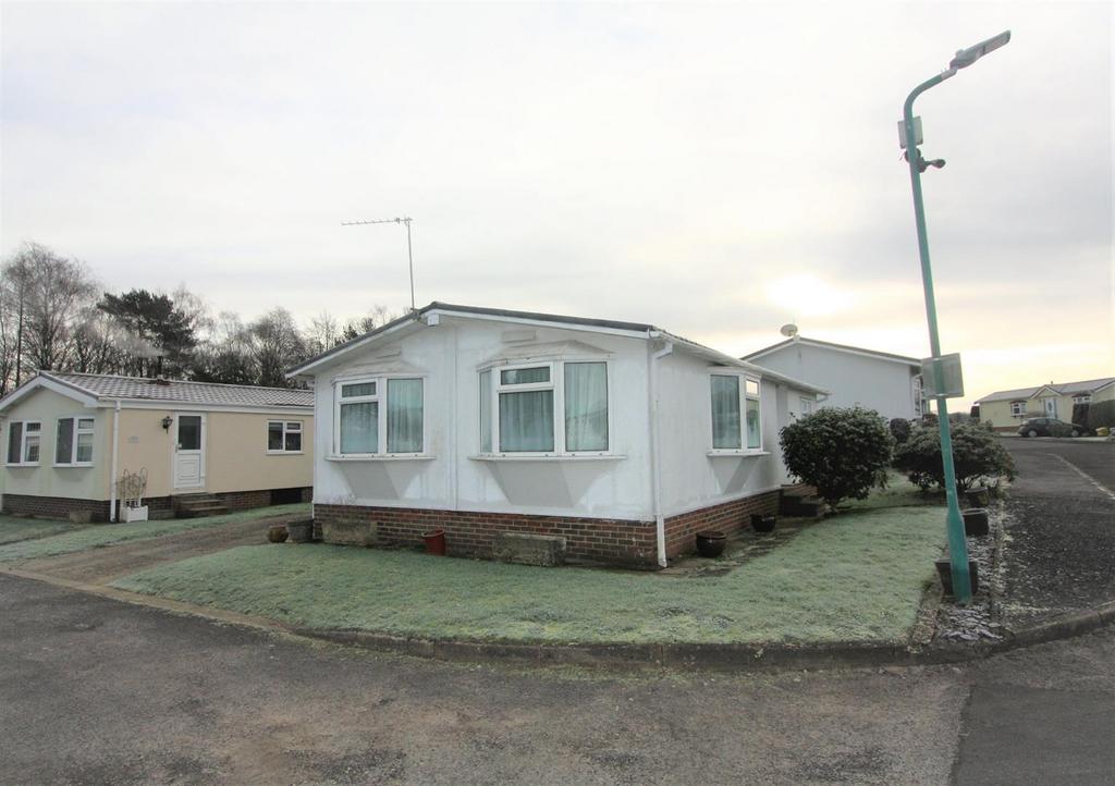 Holly Lodge, Tadworth 2 bed park home for sale £189,950