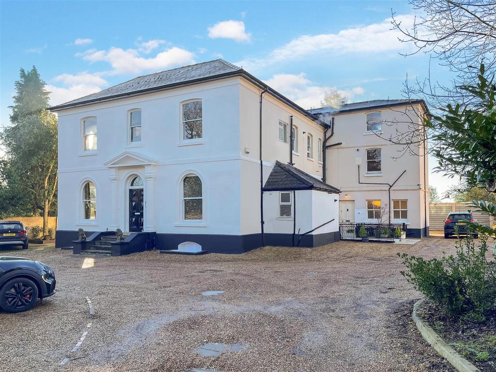 Woburn Hill, Addlestone 2 bed flat £1,400 pcm (£323 pw)