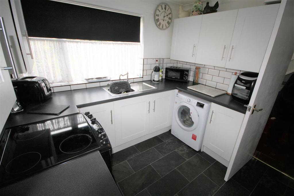 Ridgewood Gardens, Bexhill on Sea 4 bed detached house £1,450 pcm (£