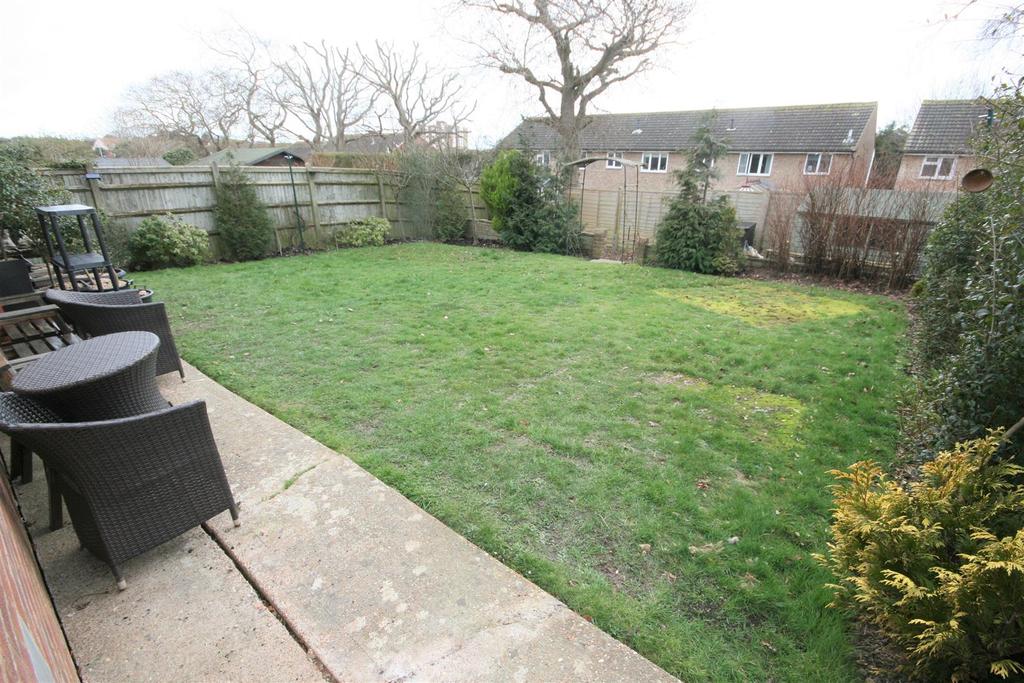 Ridgewood Gardens, Bexhill on Sea 4 bed detached house £1,450 pcm (£