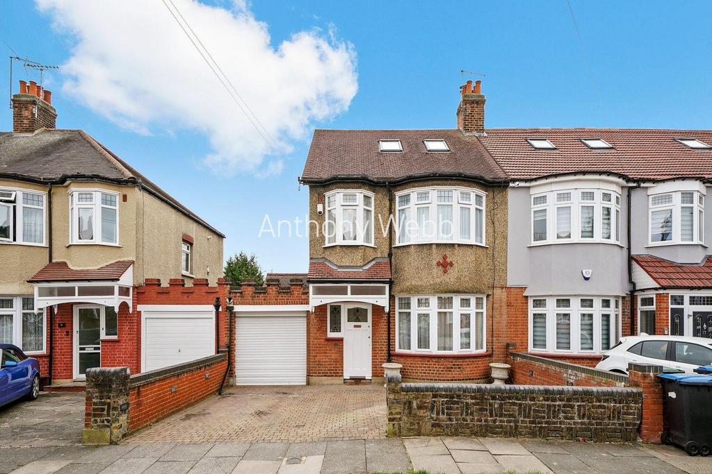 Wentworth Gardens, Palmers Green, N13 4 bed end of terrace house for