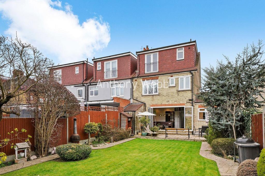 Wentworth Gardens, Palmers Green, N13 4 bed end of terrace house for