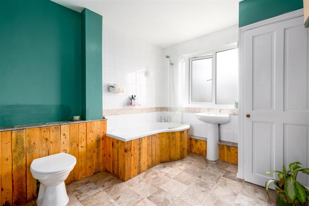 Generous bathroom.jpg