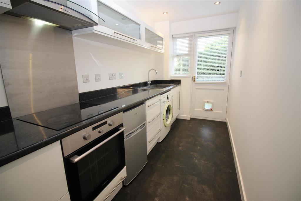 Stapleford Close, Chelmsford 1 bed house £900 pcm (£208 pw)