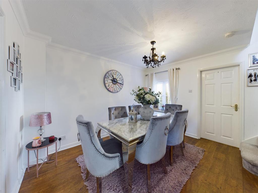 Maes Glas, Ewloe, Deeside 3 bed detached house £280,000