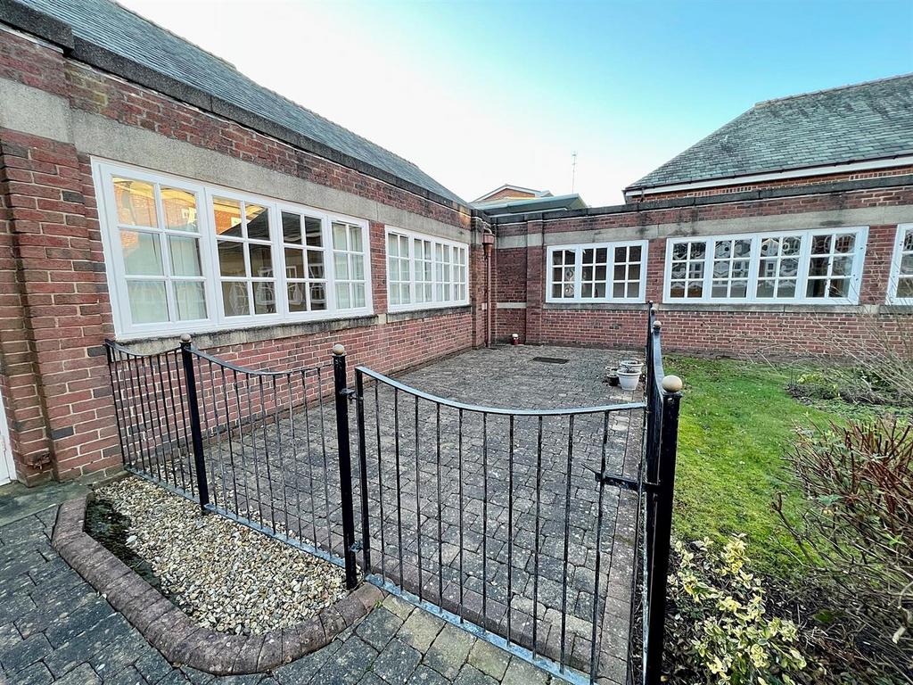 Queens Manor, Bailey Avenue, Lytham... 2 bed apartment £244,950