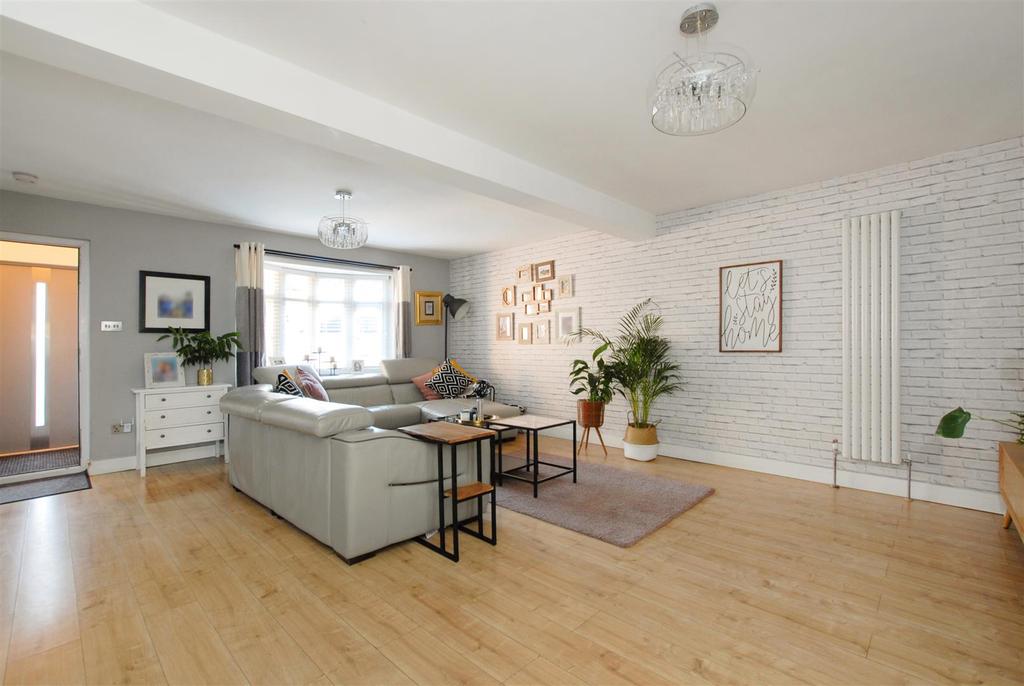 Hawthorne Crescent, Slough 4 bed semidetached house £2,300 pcm (£531 pw)