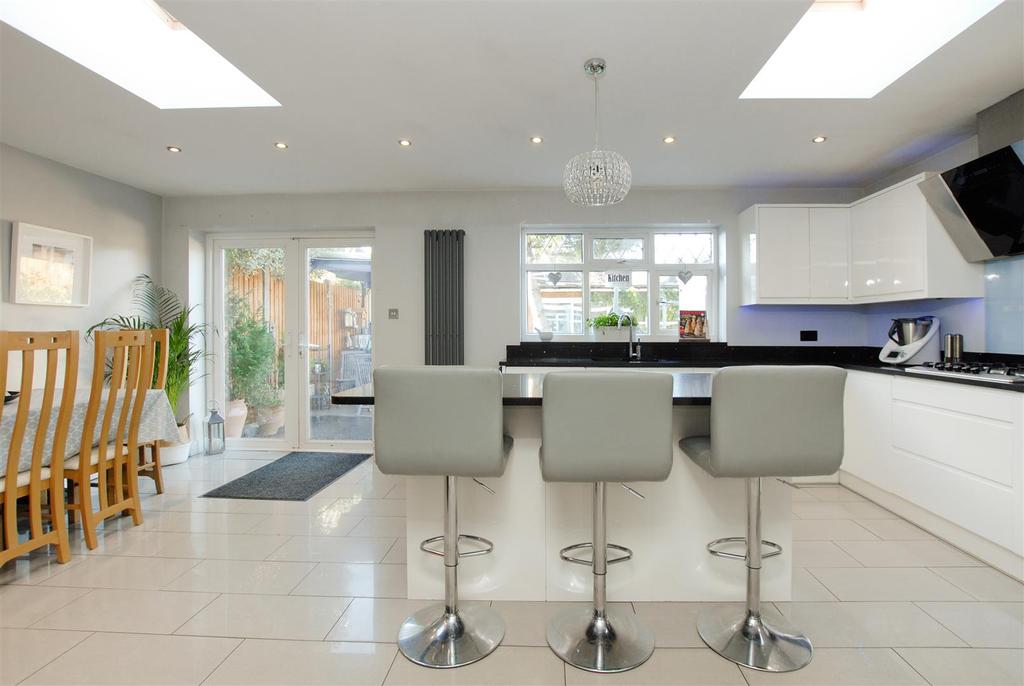 Hawthorne Crescent, Slough 4 bed semidetached house £2,300 pcm (£531 pw)