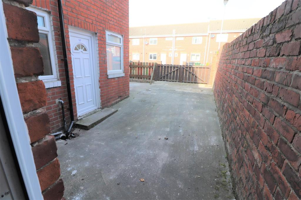 Castle Terrace, Ashington Pair of Flats 2 bed flat £400 pcm (£92 pw)