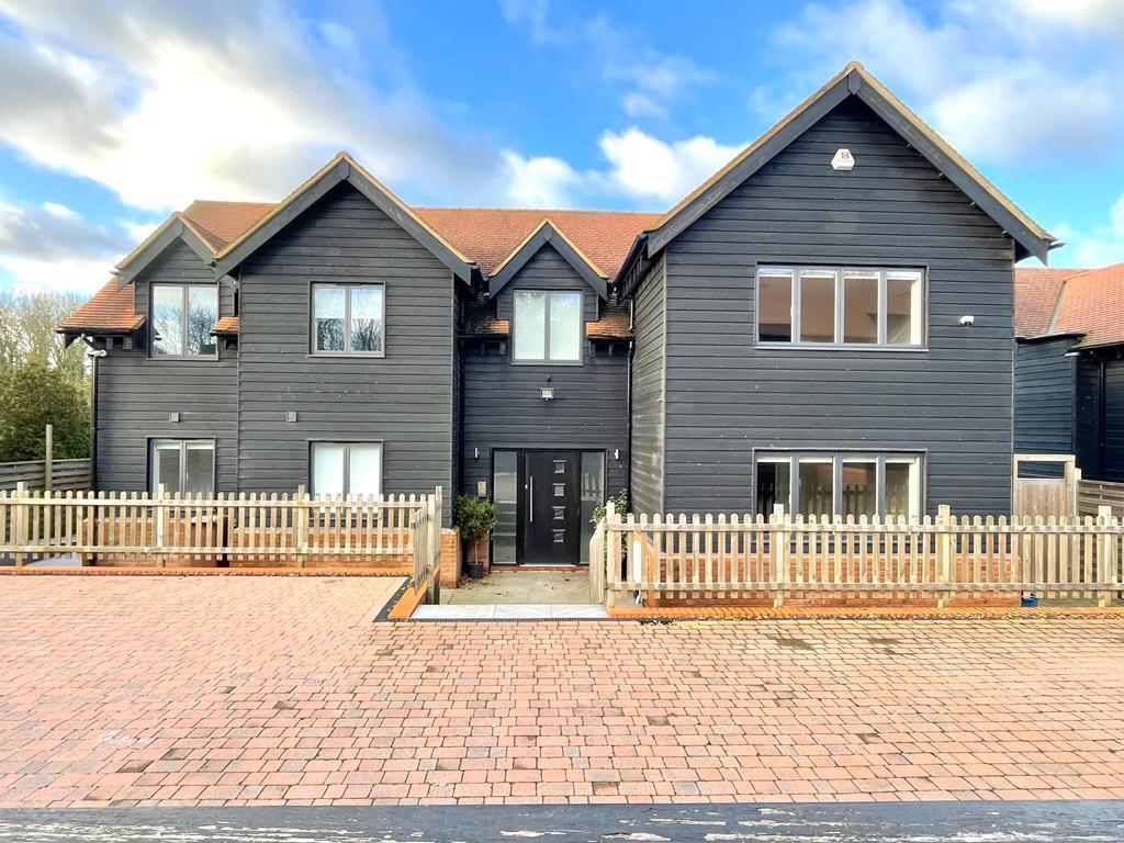 Allum Lane, Elstree, Borehamwood 5 bed detached house £8,750 pcm (£2,019 pw)