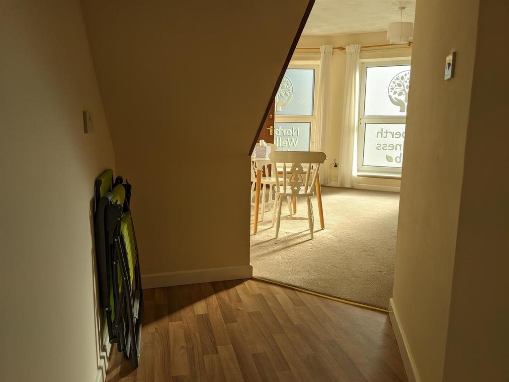 8 Market Street, Narberth 2 bed flat £626 pcm (£144 pw)