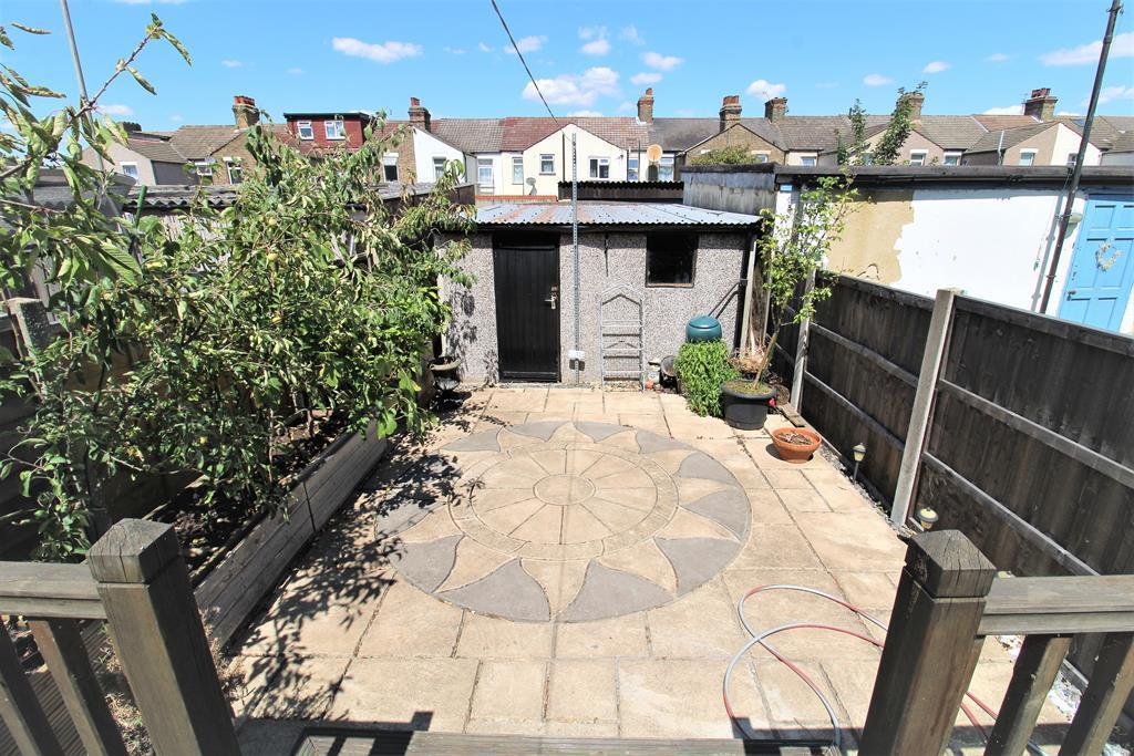 Horsa Road, Erith, Kent, DA8 1HD 3 bed terraced house £1,750 pcm (£
