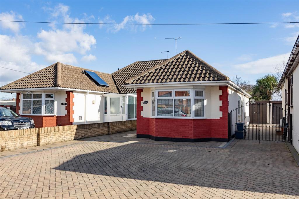 Bellhouse Lane, LeighOnSea 2 bed semidetached bungalow for sale £