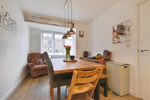 3 bedroom semi-detached house for sale - Trevithick Drive, Wouldham