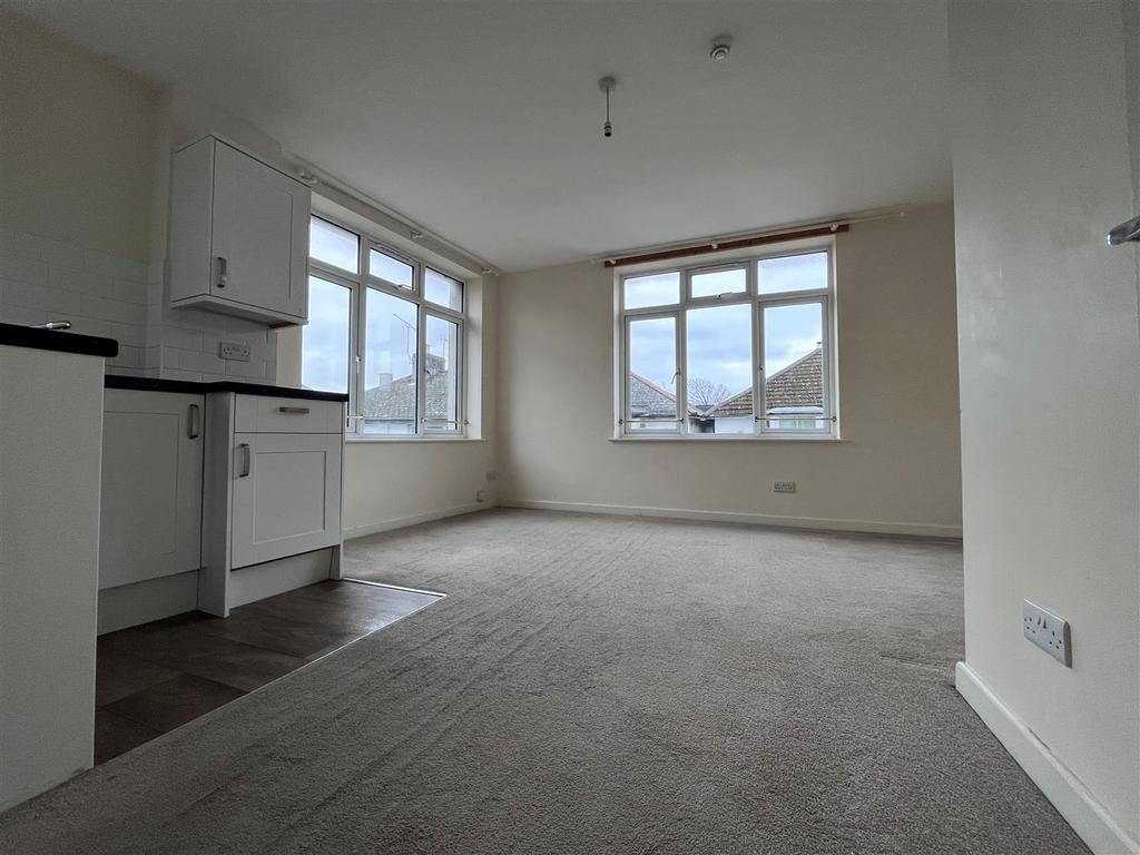 Brunswick Road, ShorehamBySea Studio £750 pcm (£173 pw)