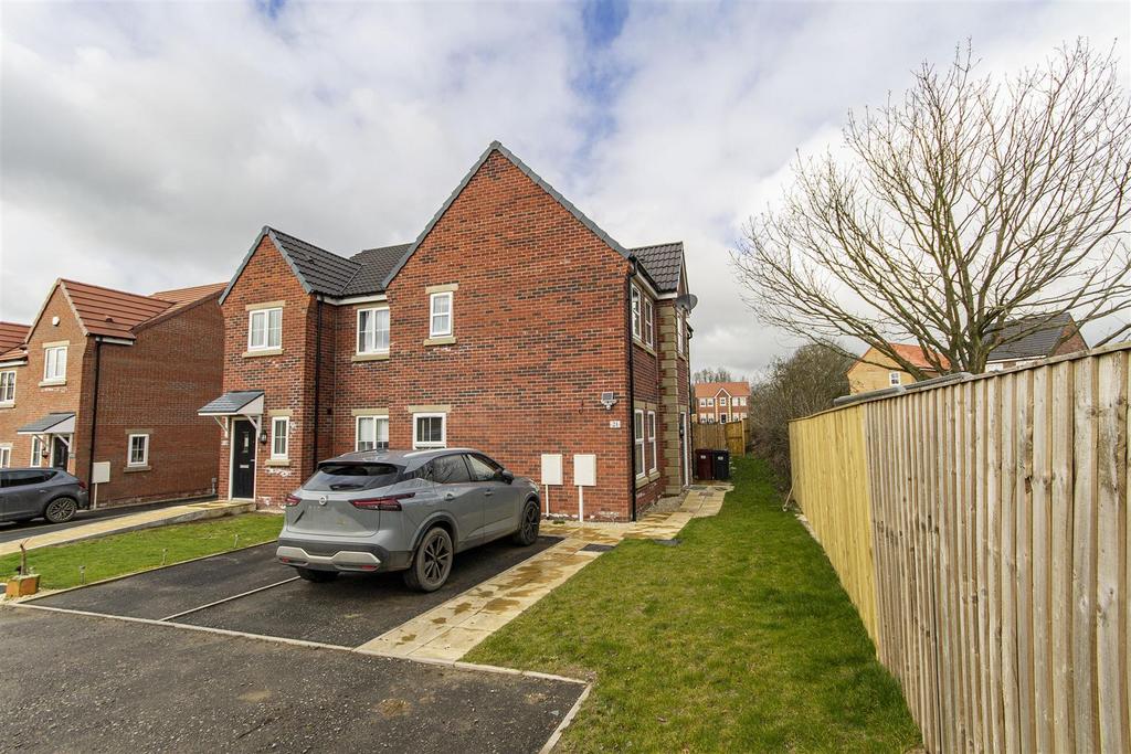 Almond Avenue, Barlborough, Chesterfield 3 bed semidetached house £