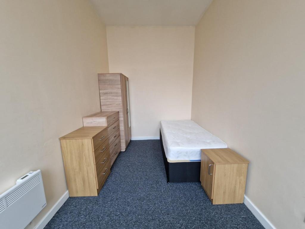 Mitford Street, Stretford... 1 bed in a house share £550 pcm (£127 pw)