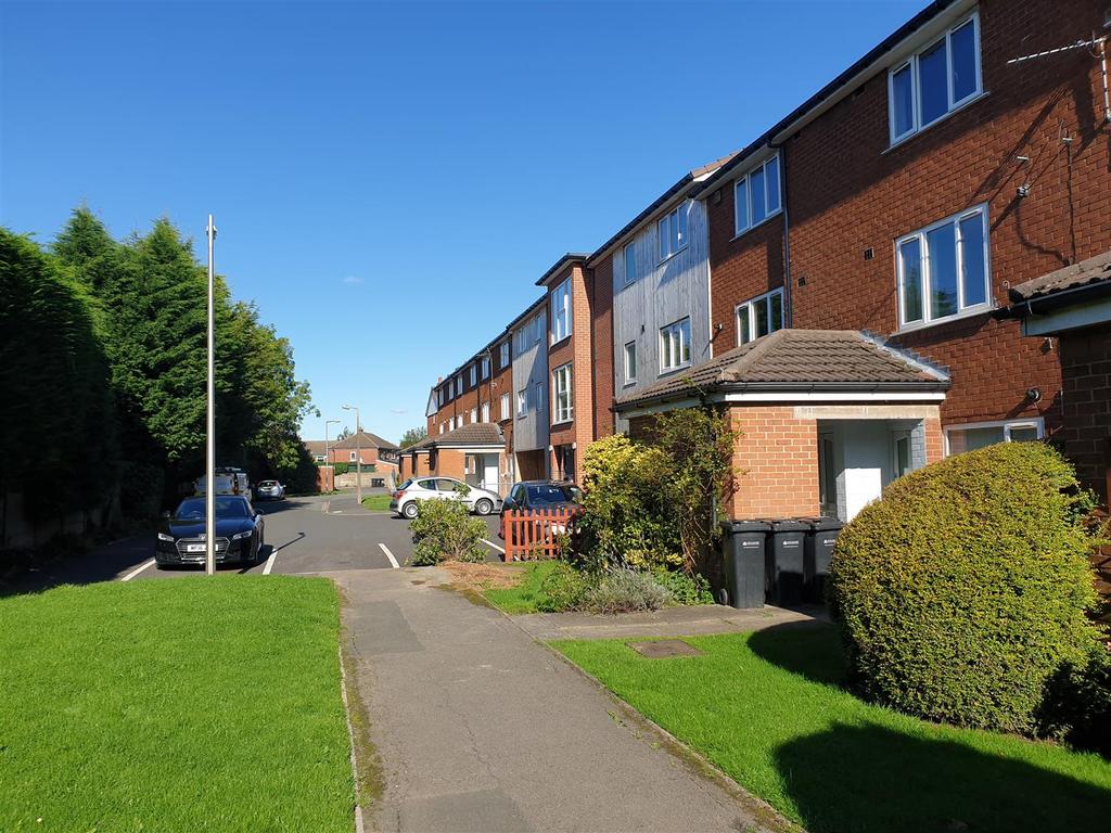 Gillbent Road, Cheadle Hulme, Cheshire 2 bed flat £1,100 pcm (£254 pw)