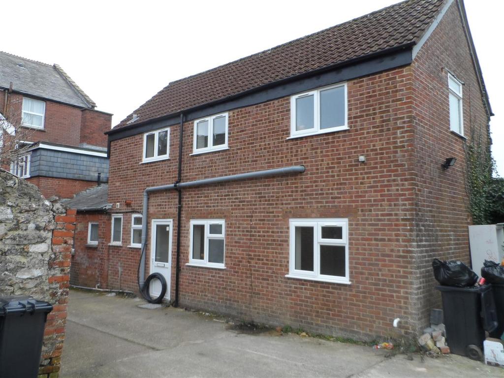 High Street, Chard 2 bed £600 pcm (£138 pw)