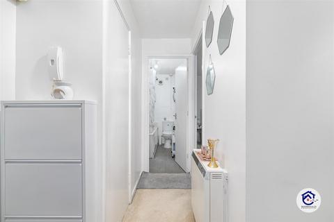 39 Acworth Close, London, N9 8PJ