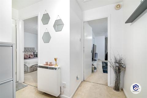 39 Acworth Close, London, N9 8PJ